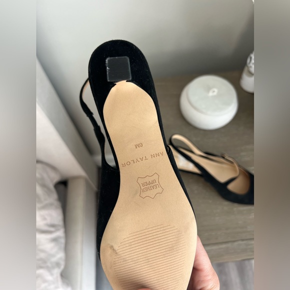 Ann Taylor size 6 black suede kitten heel classic - Picture 3 of 9